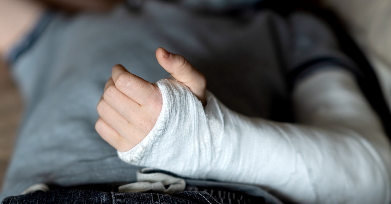 Person med armen i gips