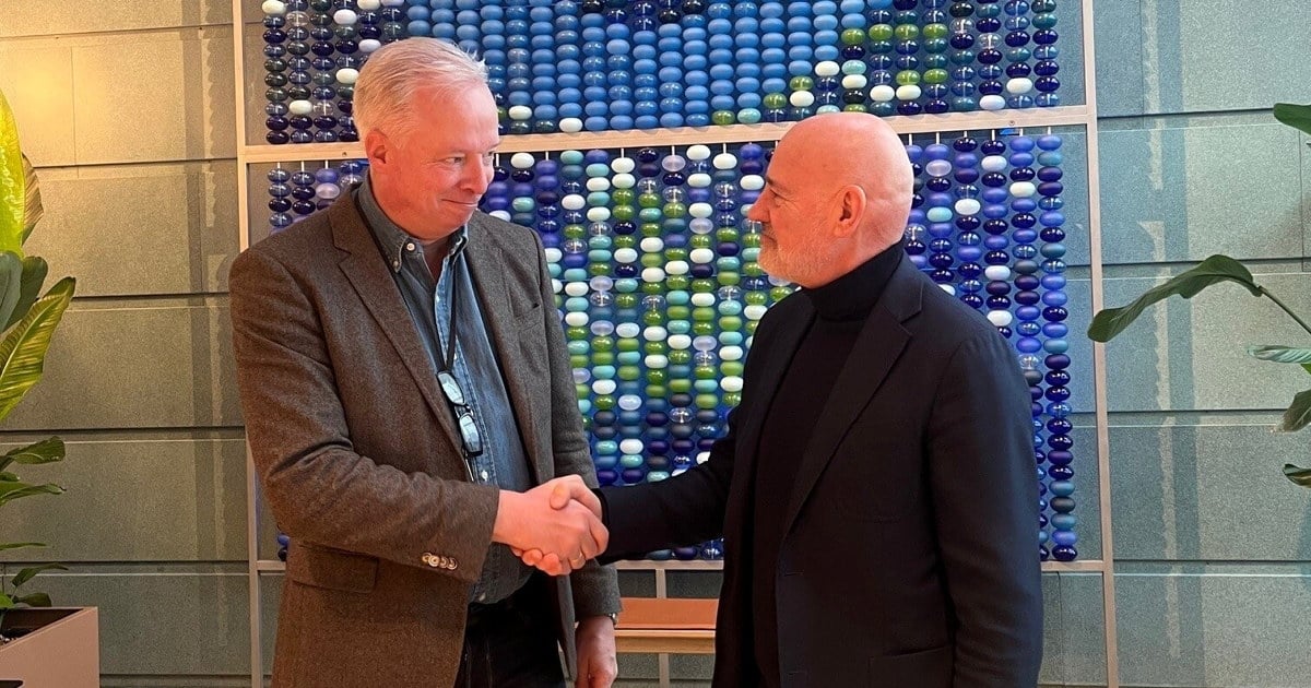 To menn som gir hverandre et håndtrykk