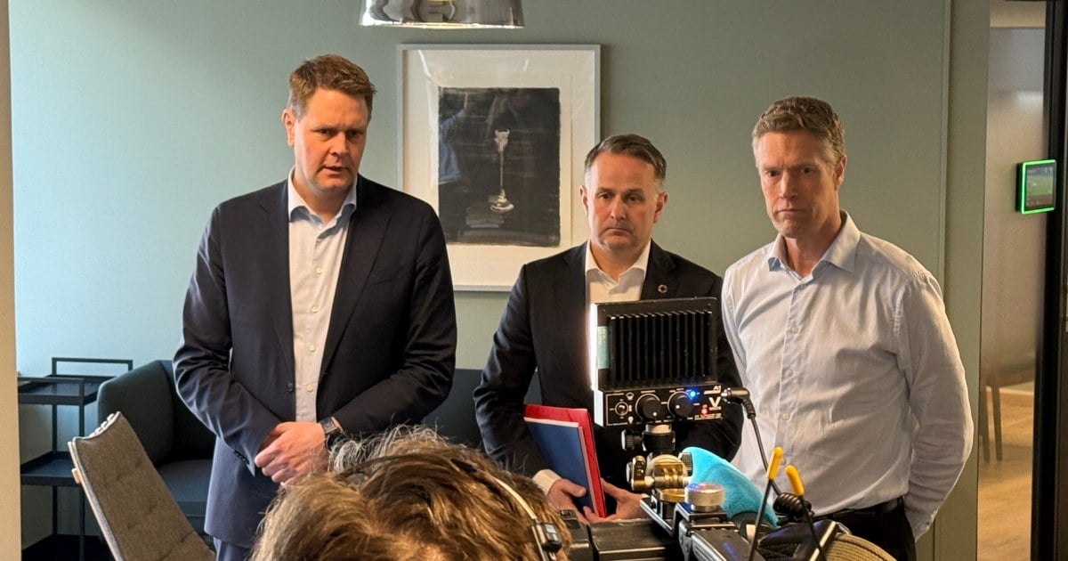 Tre menn forran kamera