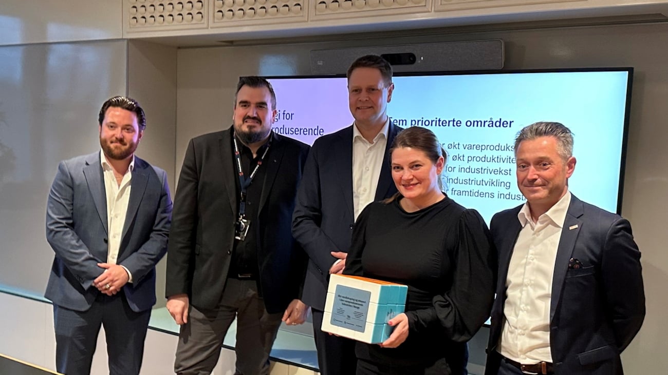 Fem mennesker foran en skjerm