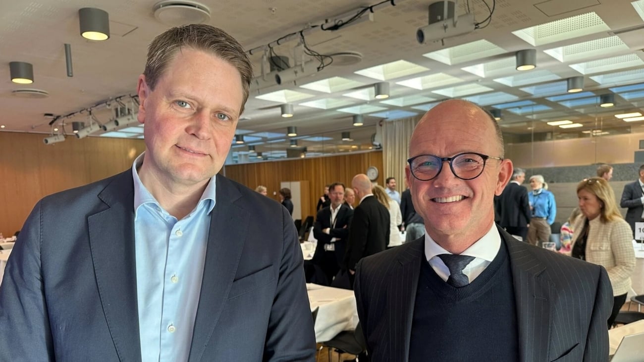 To menn avbildet i en sal