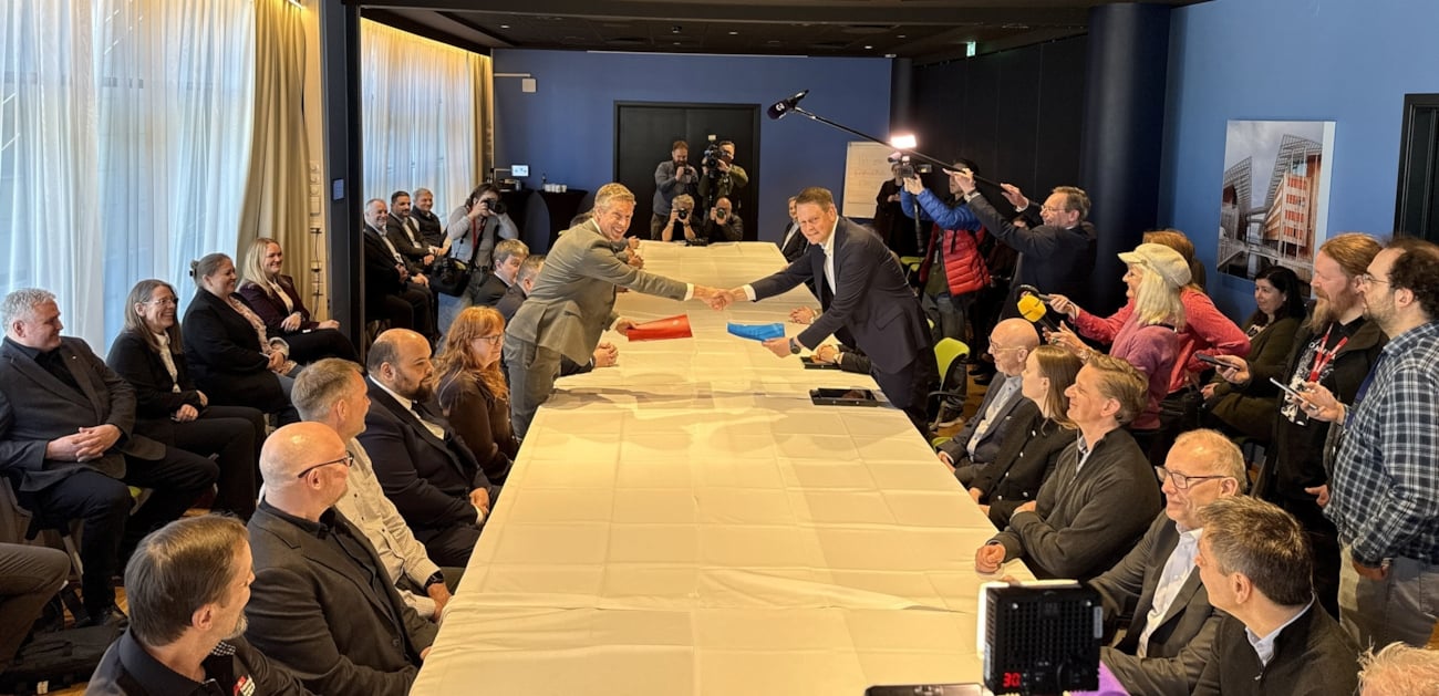 To personer som gir hverandre et håndtrykk.