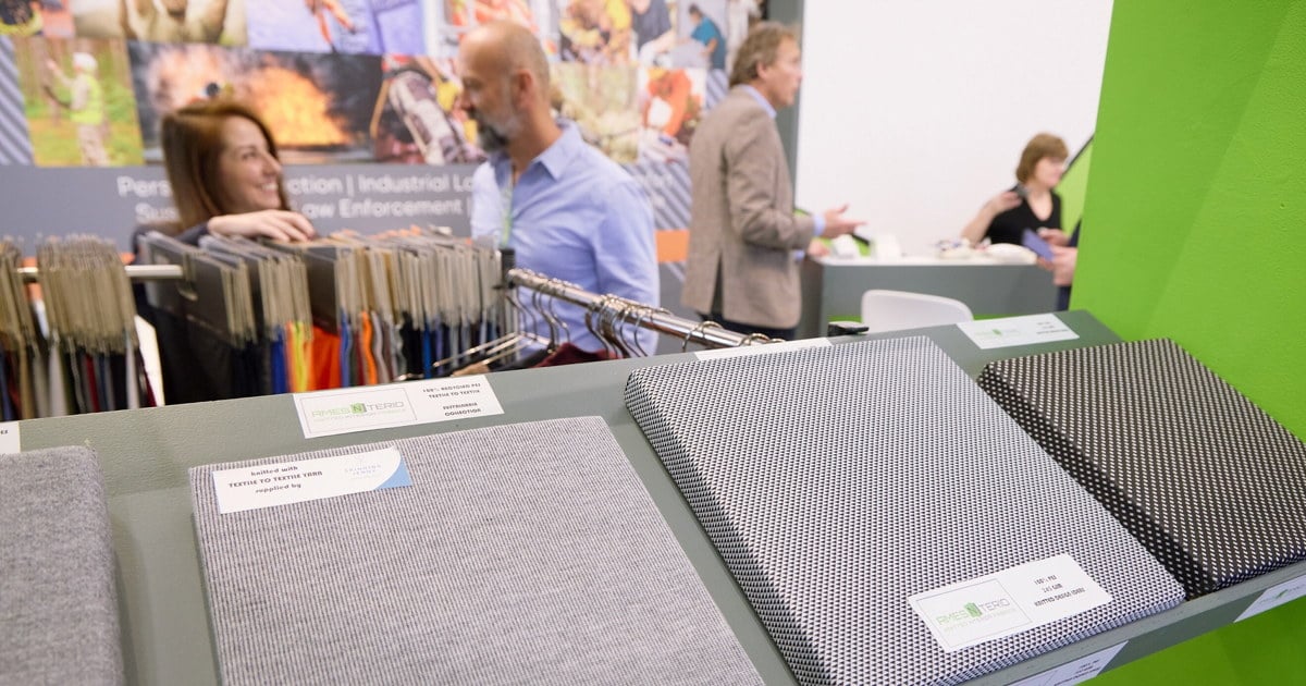 Tekstiler og folk på en tekstil-messe