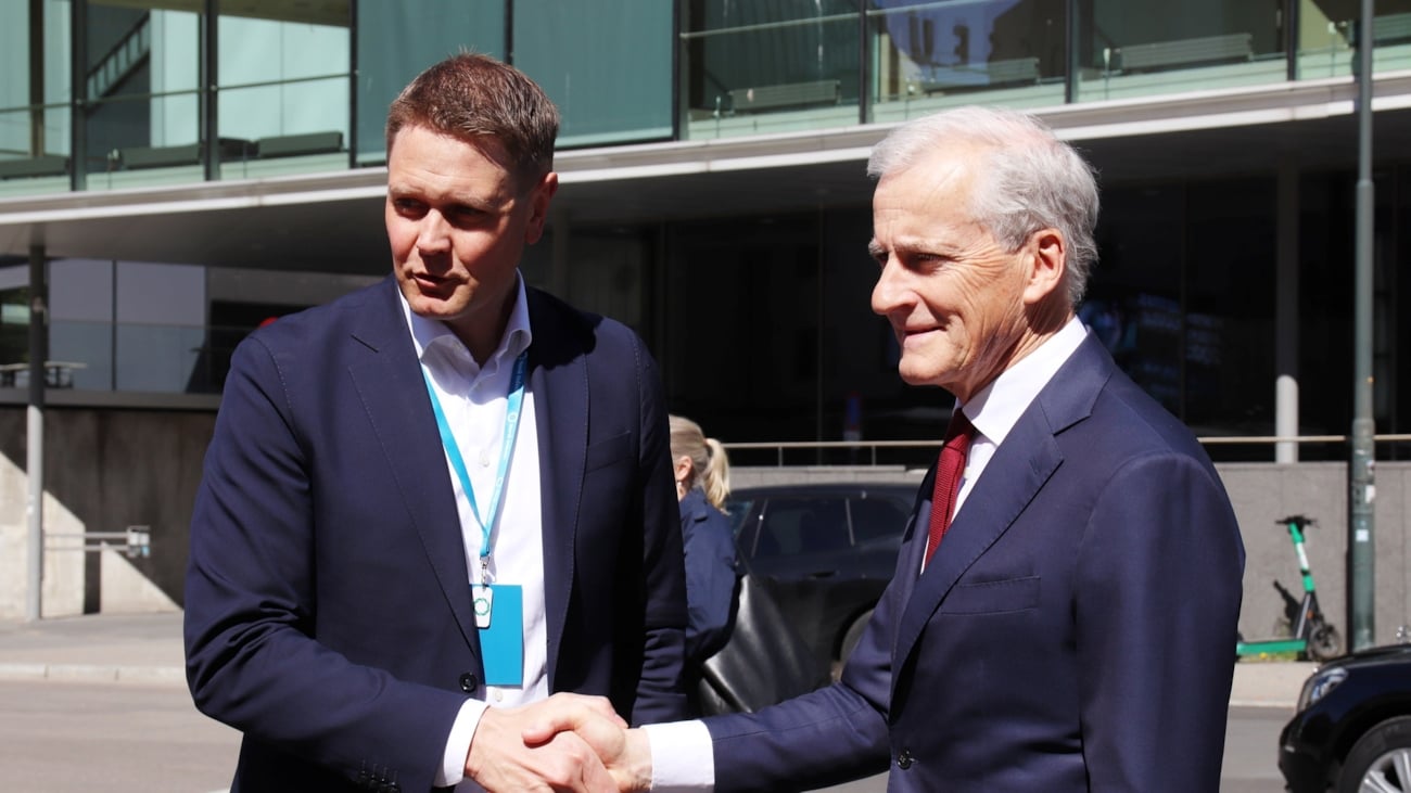 To personer som håndhilser