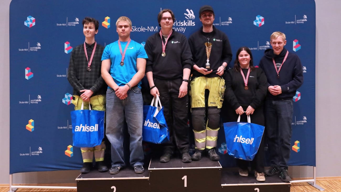 Seks personer på en seierspall