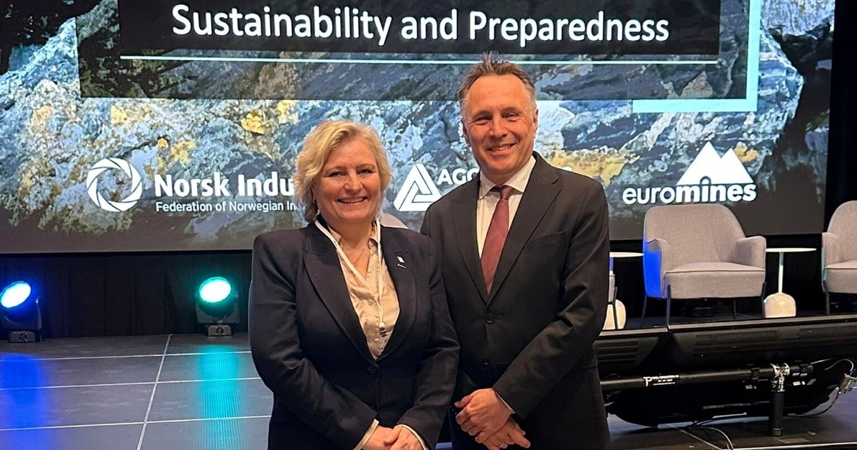 To blide folk på konferanse.