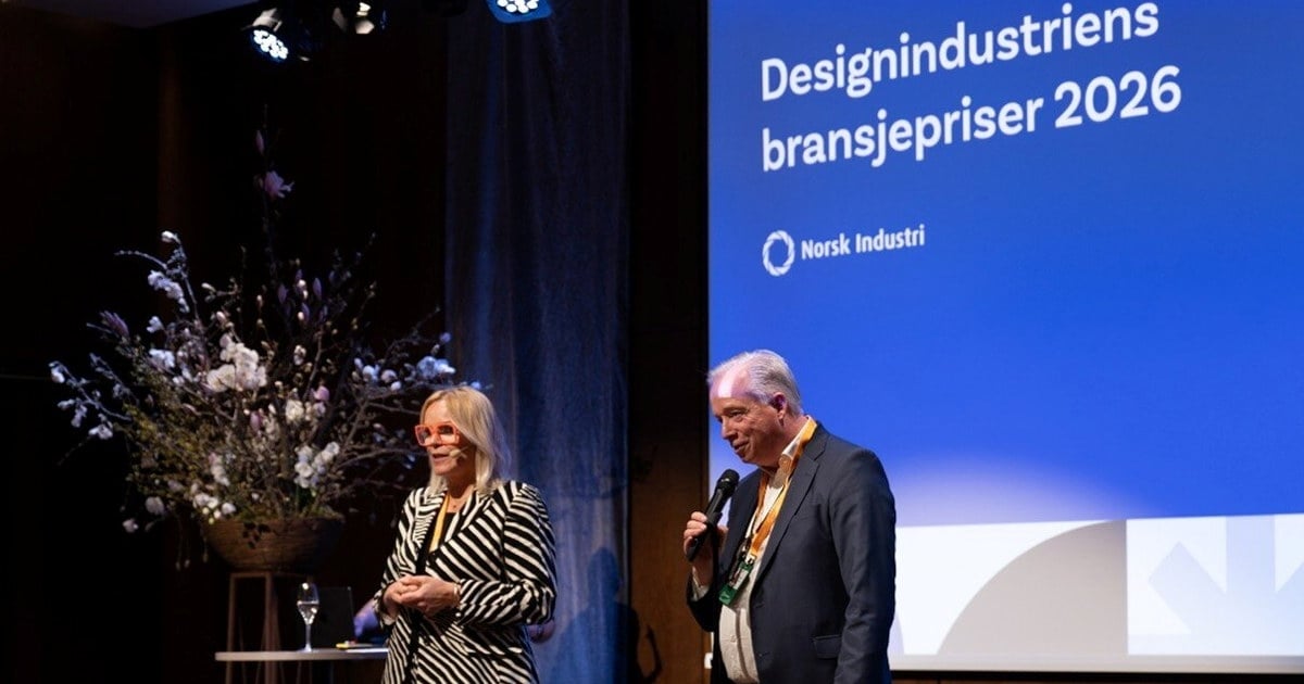 Folk som mottar en pris på en scene