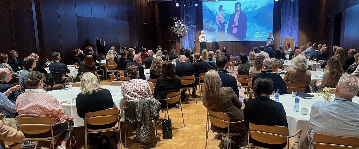 En konferansesal full av folk