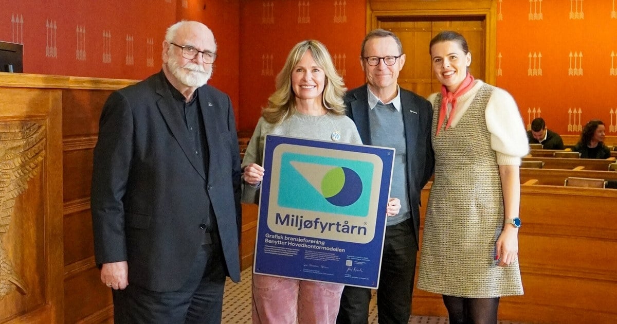 Fire personer står ved siden av hverandre og viser frem en plakett som er beviset på at man er Miljøfyrtårn-sertifisert