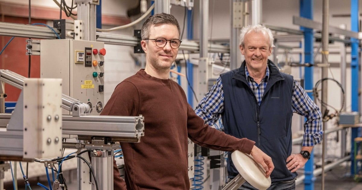 To menn på et testsenter for møbler