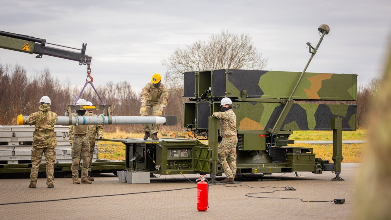 Dansk personell fra Air Defence Wing får opplæring i bruk av NASAMS av norsk personell fra Luftverntaktisk Skole (LVTS). Lasting av AIM-120-AMRAAM (replika).