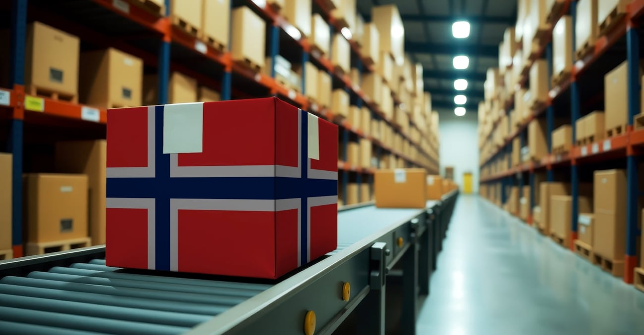 Illustrasjon av pakke fra Norge på samlebånd
