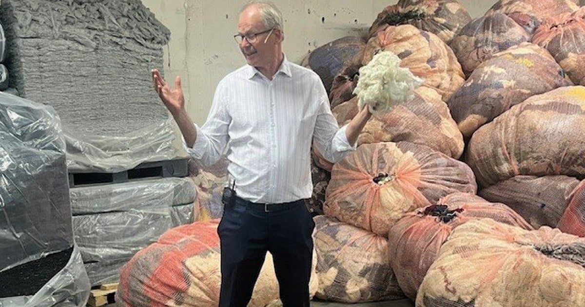En mann som står i et rom og snakker