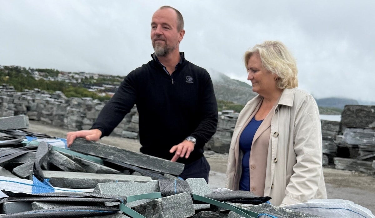 To personer som ser på skifer i et skiferbrudd