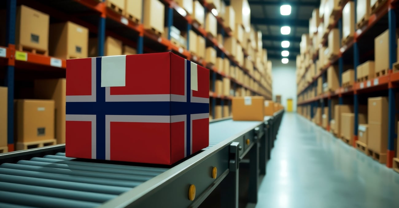 Illustrasjon av pakke fra Norge på samlebånd