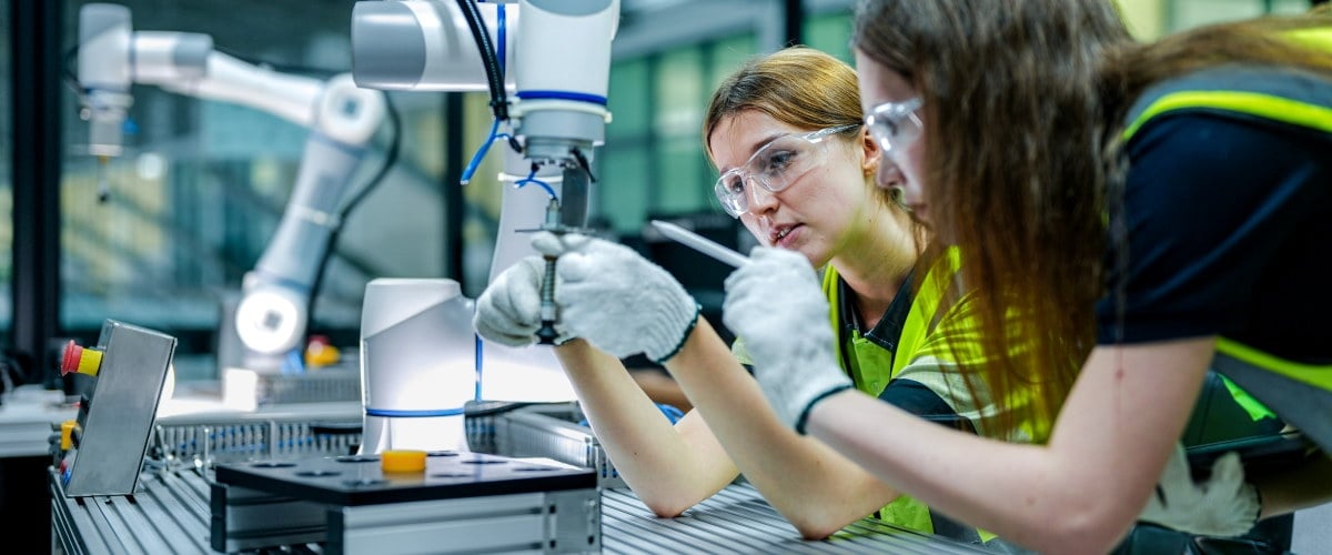 To personer som studerer hardware og software komponenter