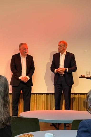 Mennesker på en scene