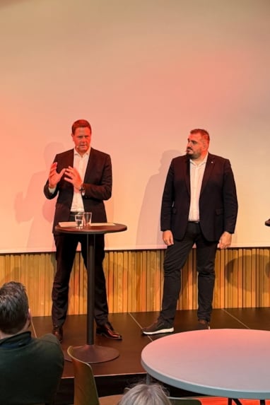 Mennesker på en scene