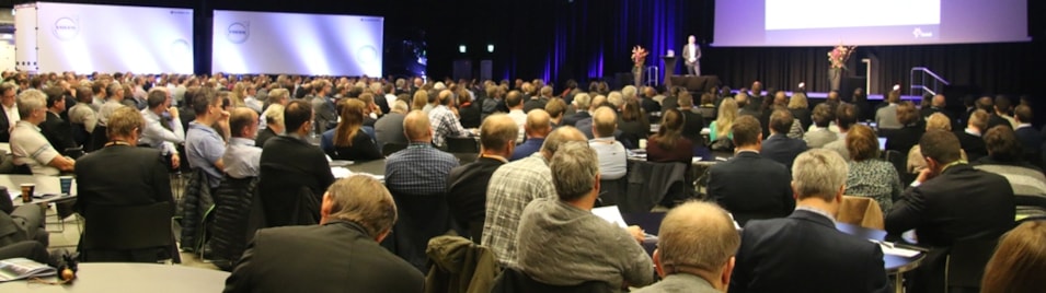 Rundt 1000 deltakere i salen