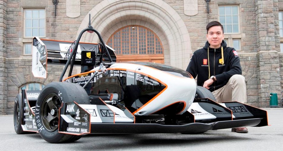 Mekanisk leder for Revolve NTNU 2016, Paul Huynh, sammen med årets bil, Gnist.