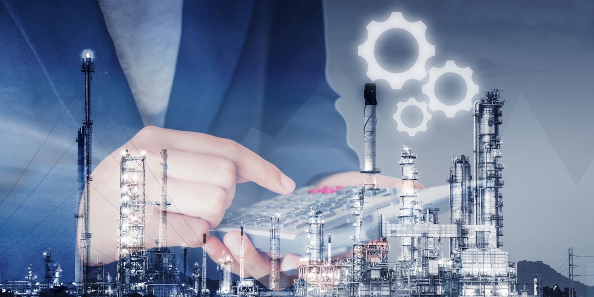 Investor med kalkulator i industrimiljø