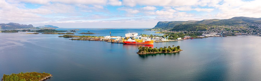 Bilde av fjell og fjord med industri. Foto: Sven-Erik Knoff
