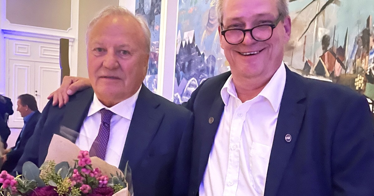 To blide menn med blomster