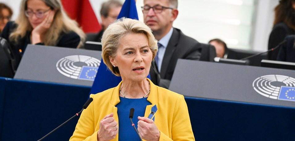 EU-kommisjonens president Ursula von der Leyen på podiet