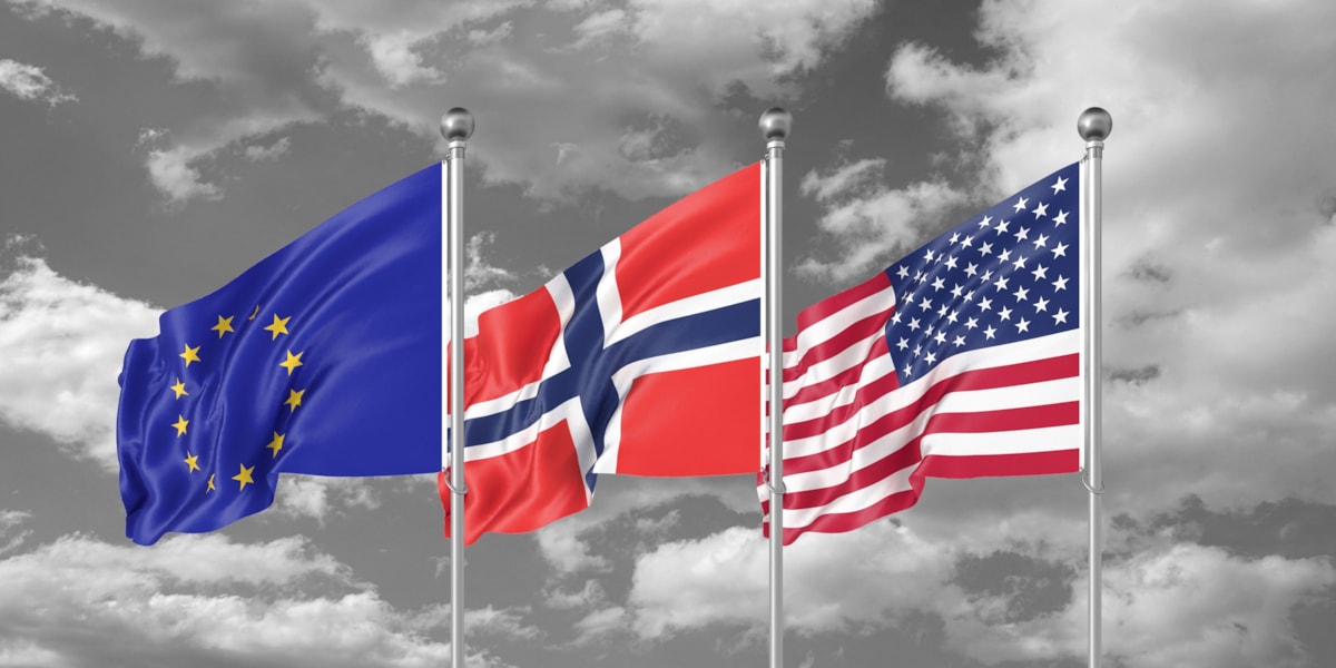 Det amerikanske og norske flagget med EU-flagget