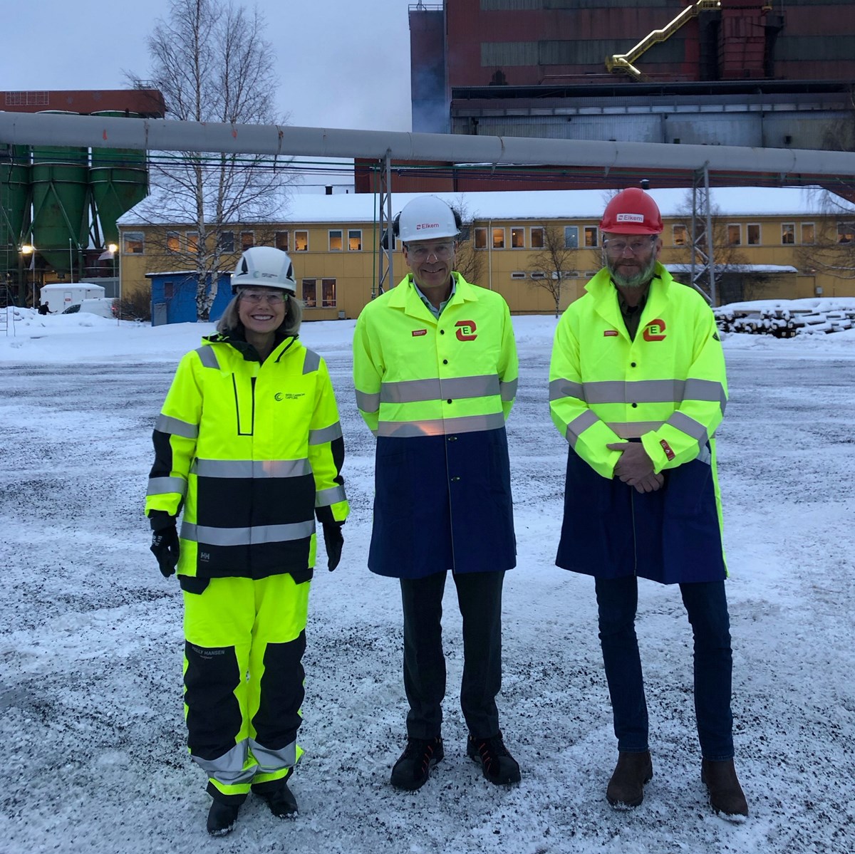 Valborg Lundegaard, konsernsjef i Aker Carbon Capture
Helge Aasen, konsernsjef i Elkem og Adm.dir i Norsk Industri, Stein Lier-Hansen under åpningen av verdens første karbonfangstpilot for smelteverk.