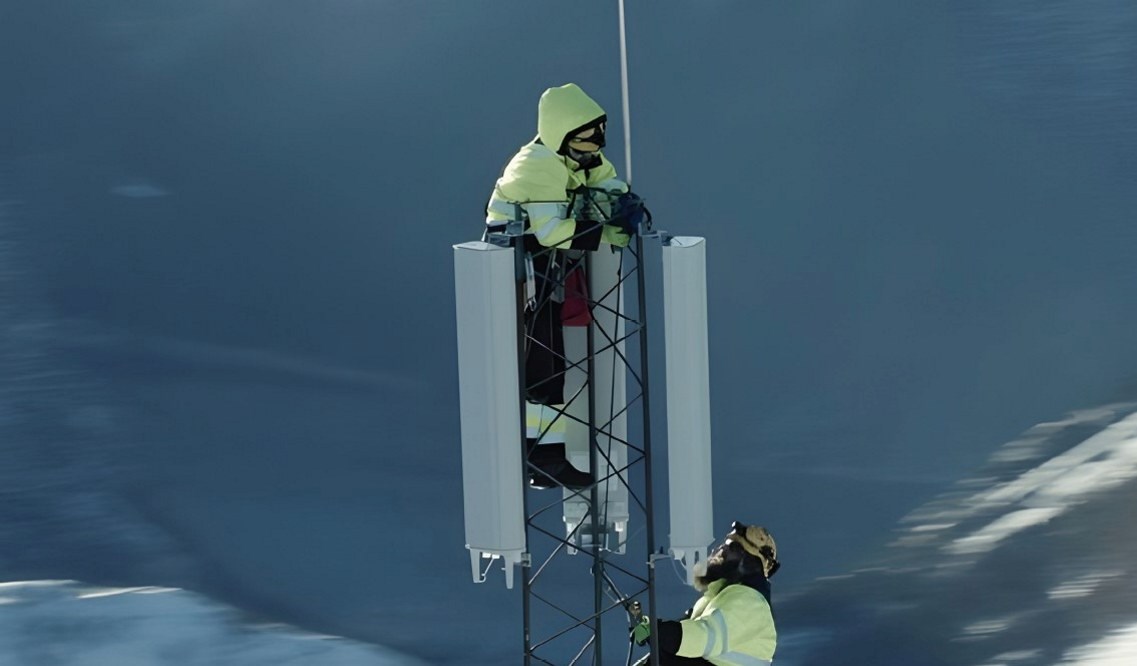 To arbeidere høyt oppe i en mast
