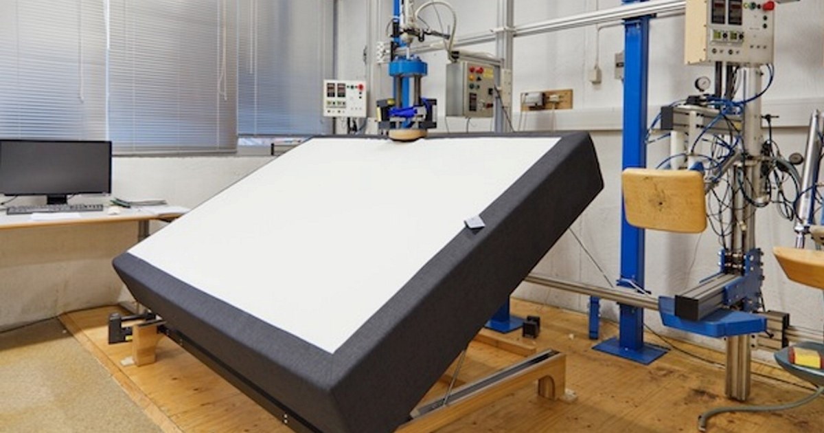 Testing av madrass på en fabrikk