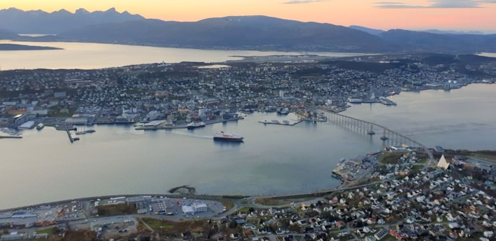 Tromsø by sett fra toppen av fjellet