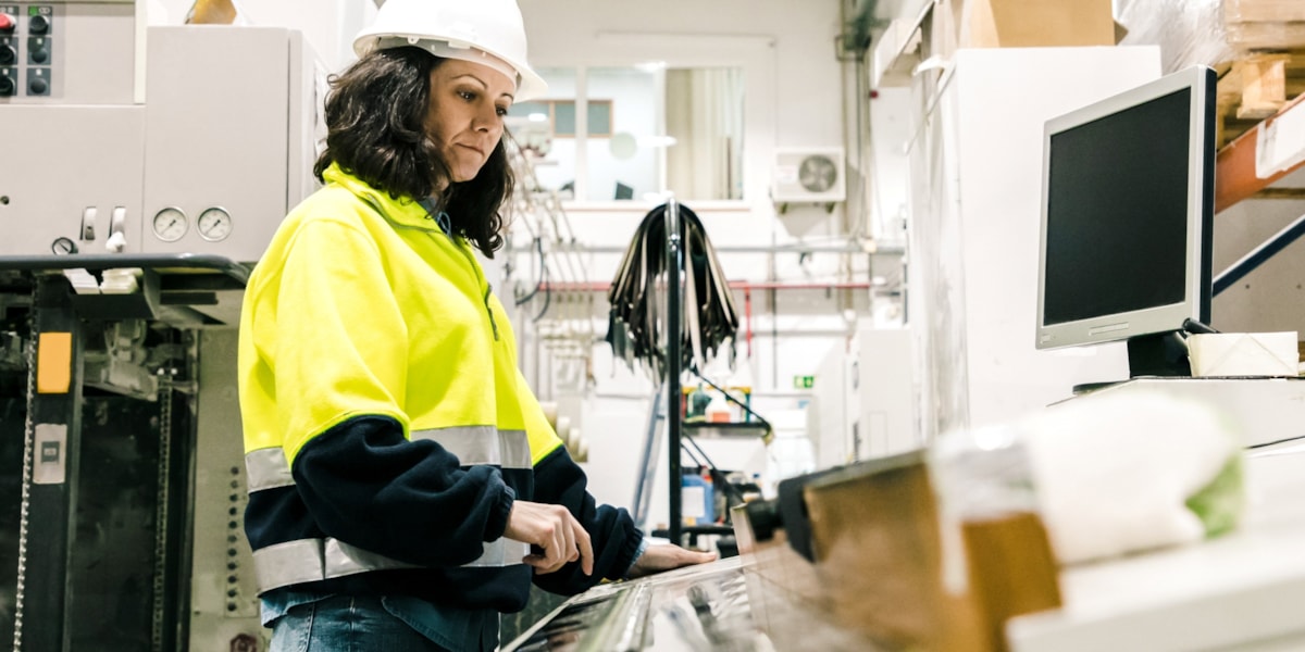 Industriarbeider i fabrikk