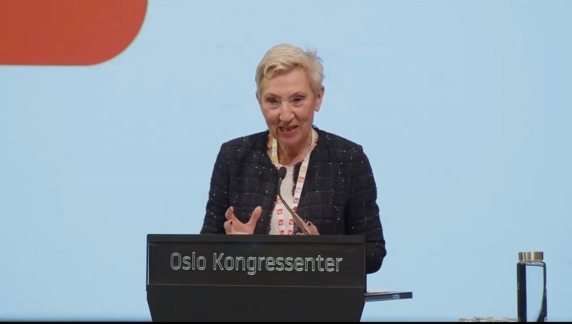 LO-leder Peggy Hessen Følsvik på talerstolen under LOs representantskapsmøte.