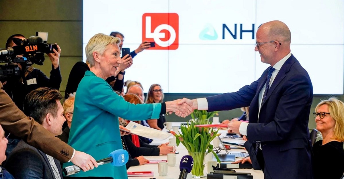 Håndtrykk mellom LO-leder Peggy Hessen Følsvik og NHO-leder Ole Erik Almlid ved starten av lønnsoppgjøret 2023.