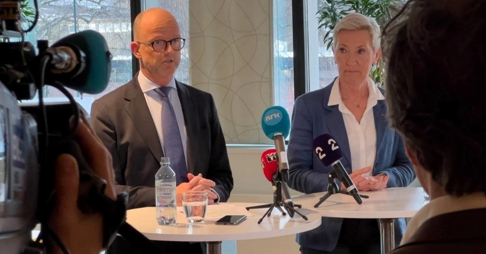 To personer på pressekonferanse