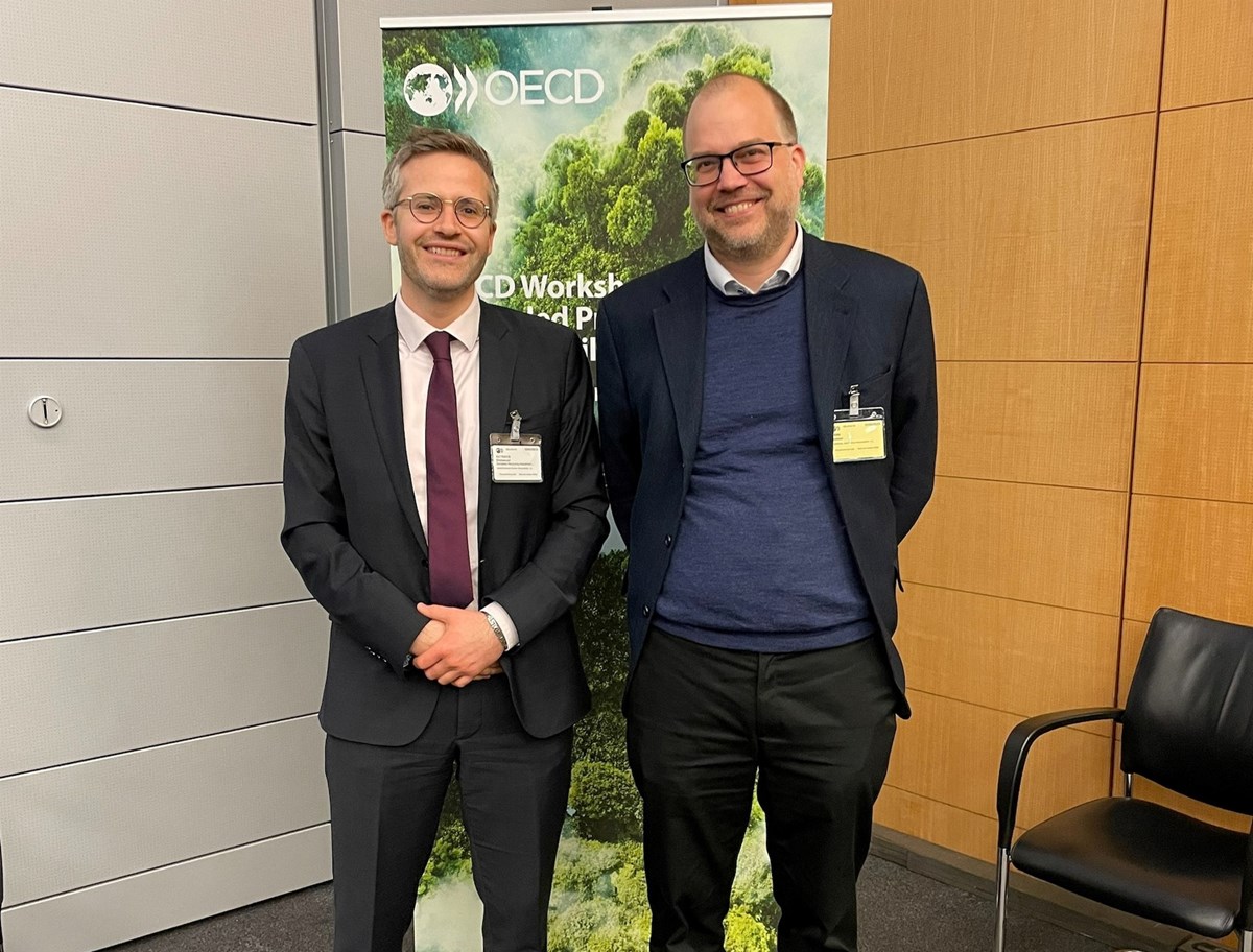 Norsk Industris Gunnar Grini, sammen med generalsekretær i EuRIC; Emmanuel Katrakis, på OECDs workshop om utvidet produsentansvar som miljøpolitisk virkemiddel.