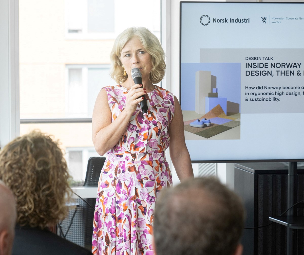 Vår dyktige, flotte Generalkonsul i New York, Heidi Olufsen, åpner dørene for norsk designindustri og snakker entusiastisk og med innsikt om norske merkevarer til amerikanske gjester i hennes Residens på Manhattan.