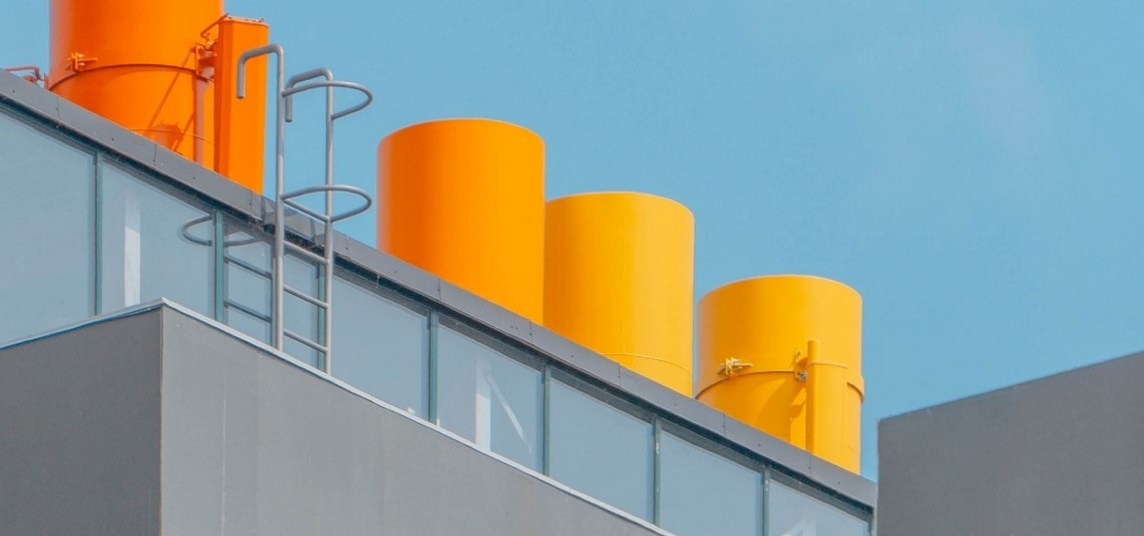 Orange piper på et bygg
