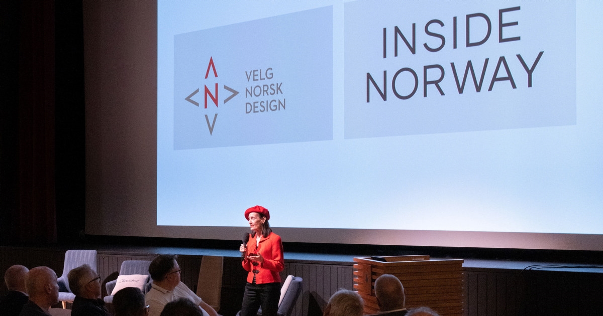 Dame som snaker til en forsamling på en konferanse