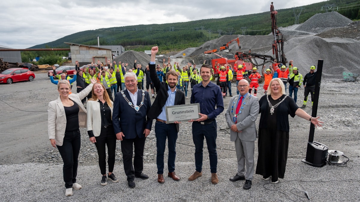 En glad gjeng på grunnsteinsnedleggelse hos Hallingplast