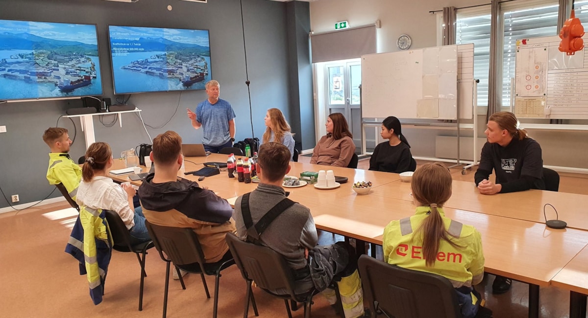 Personer på kurs rundt et bord