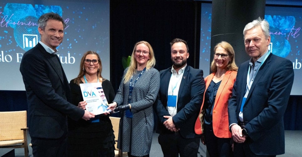 En gjeng blide mennesker på en konferansescene.