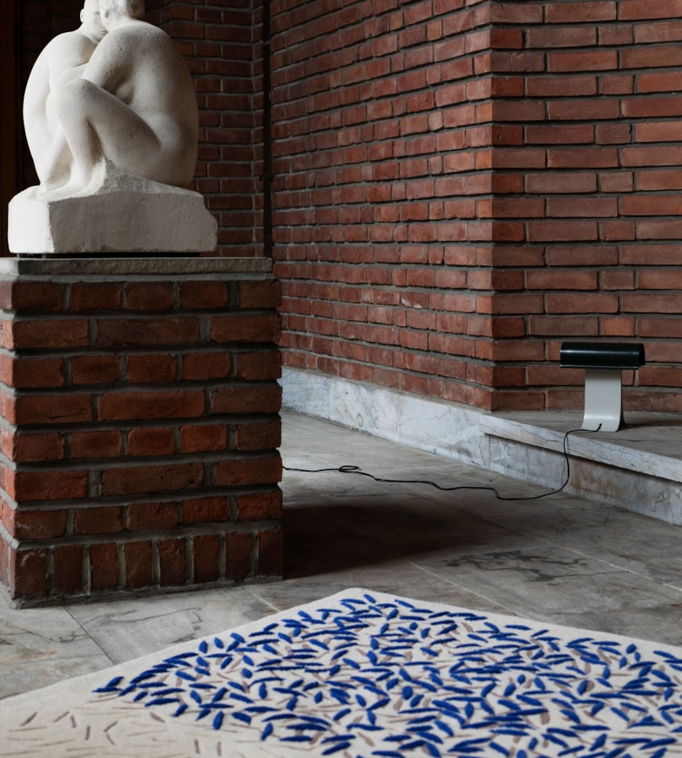 En statue og et teppe i et rom