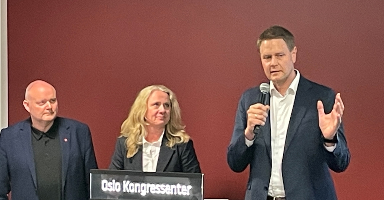 Tre personer på pressekonferanse